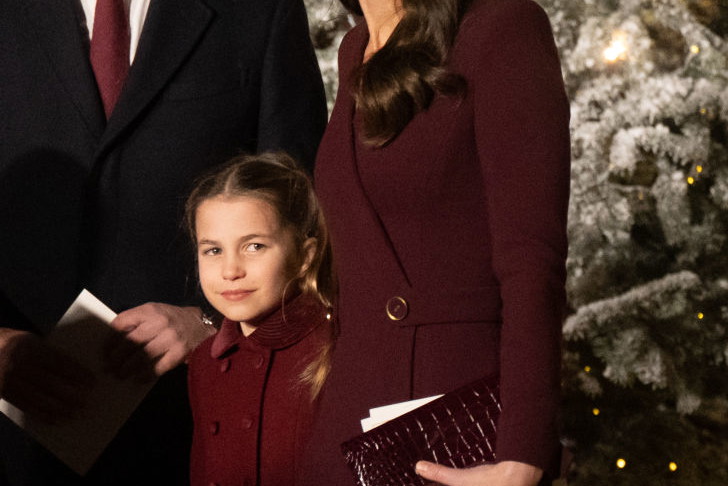 Kate Middleton w płaszczu w kolorze grzanego wina na królewskim Christmas carol service. Księżna zachwyciła klasą