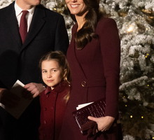 Kate Middleton w płaszczu w kolorze grzanego wina na królewskim Christmas carol service. Księżna zachwyciła klasą