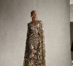 Kolekcja Oscar de la Renta Pre-Fall 2023 zachwyca. To najpiękniejsze sukienki, jakie zobaczycie dziś w internecie
