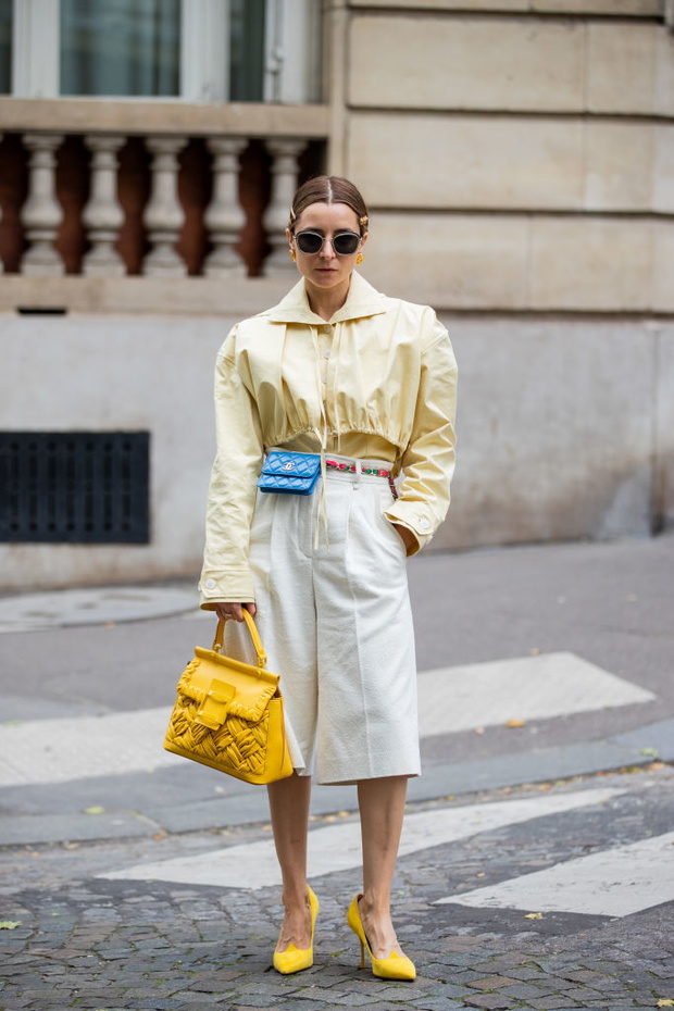 Street Style - Paris Fashion Week - Haute Couture Fall/Winter 2021/2022 : Day Two