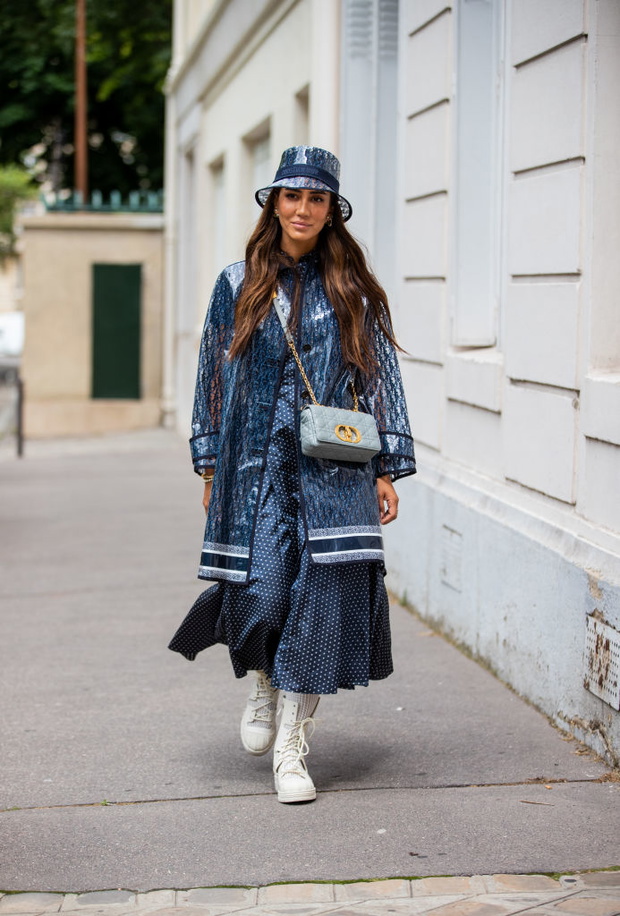 Street Style - Paris Fashion Week - Haute Couture Fall/Winter 2021/2022 : Day One