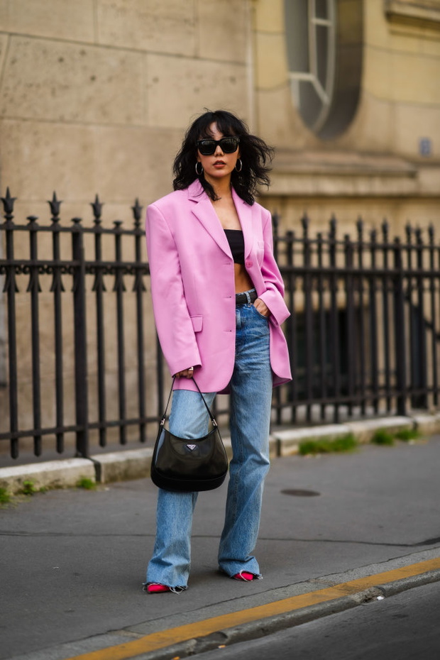 Street Style - Paris Fashion Week - Haute Couture Fall/Winter 2021/2022 : Day Three