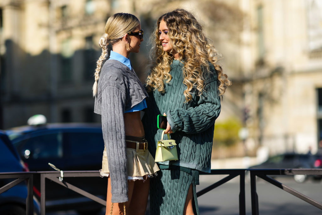 Jak nosić sweter do spódnicy? 5 modnych stylizacji zagranicznych it girls, które warto odtworzyć tej zimy