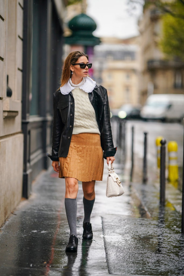 Jak nosić sweter do spódnicy? 5 modnych stylizacji zagranicznych it girls, które warto odtworzyć tej zimy