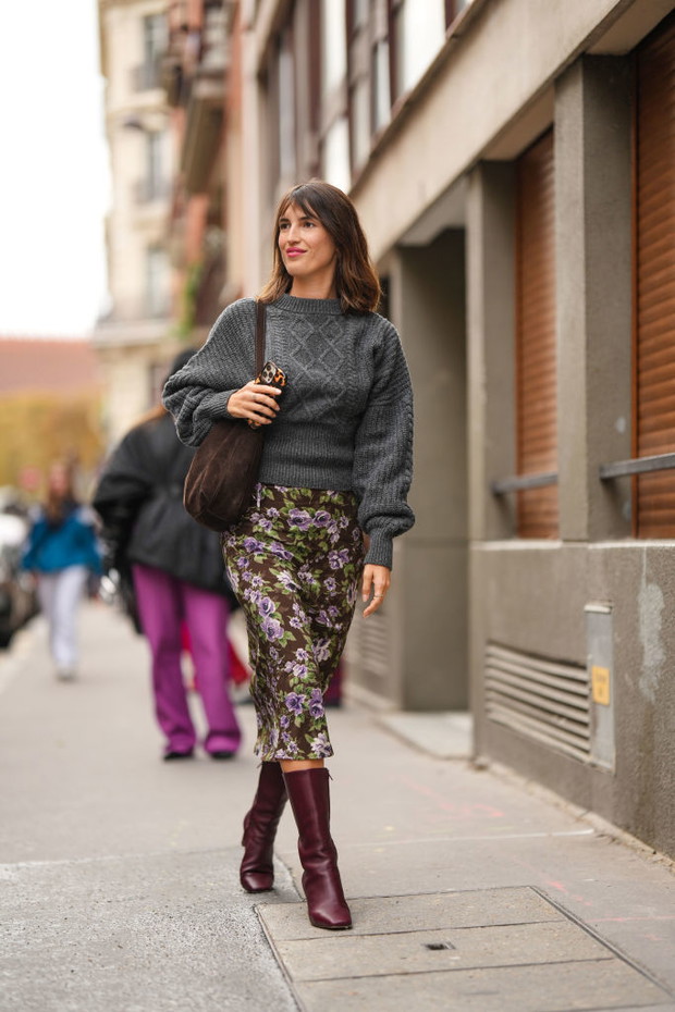 Jak nosić sweter do spódnicy? 5 modnych stylizacji zagranicznych it girls, które warto odtworzyć tej zimy