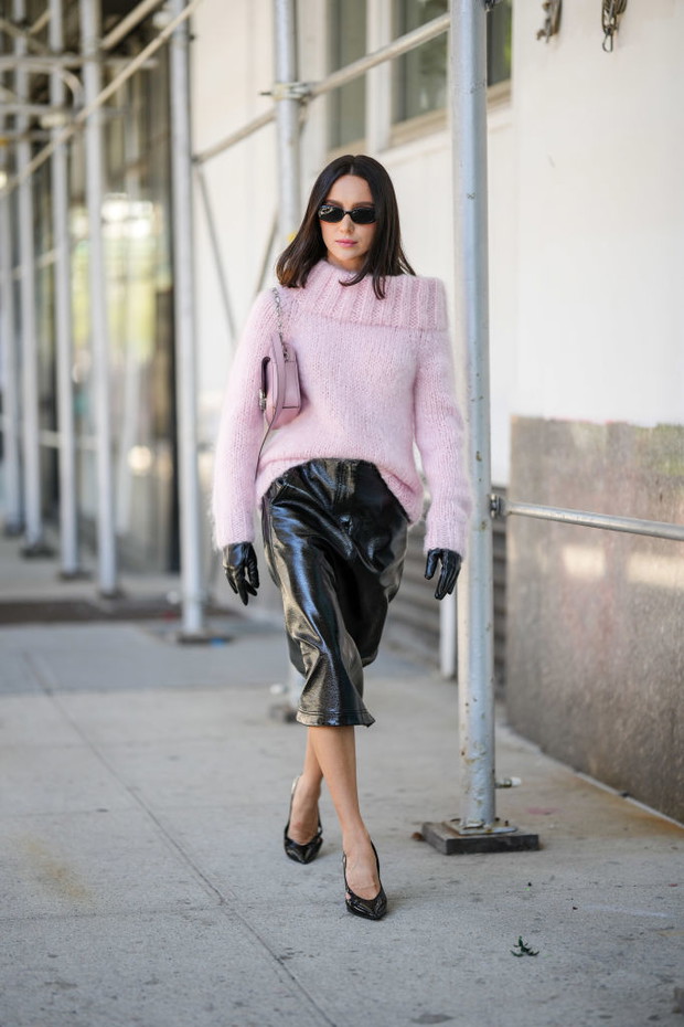 Jak nosić sweter do spódnicy? 5 modnych stylizacji zagranicznych it girls, które warto odtworzyć tej zimy