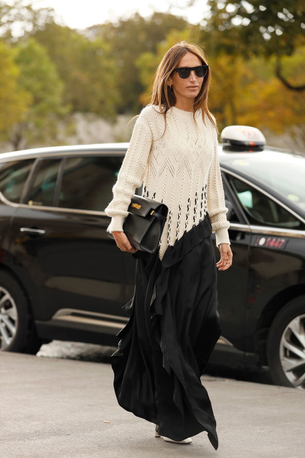 Jak nosić sweter do spódnicy? 5 modnych stylizacji zagranicznych it girls, które warto odtworzyć tej zimy