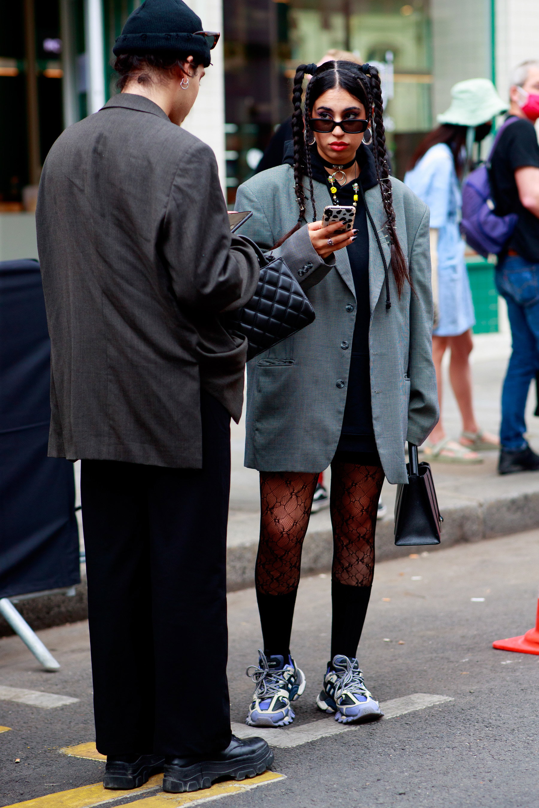 Paryż; haute couture fashion week jesień-zima 2021/2022 street fashion