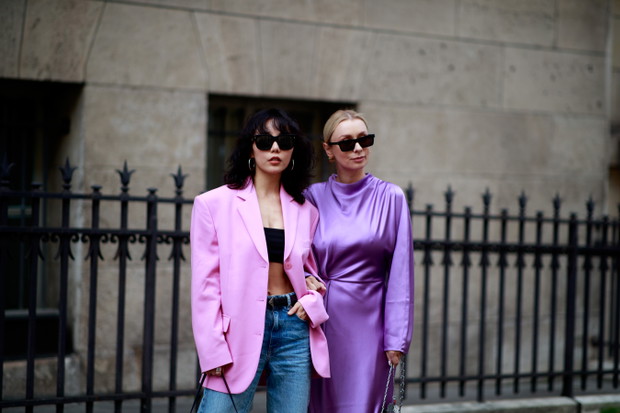 Paryż; haute couture fashion week jesień-zima 2021/2022 street fashion