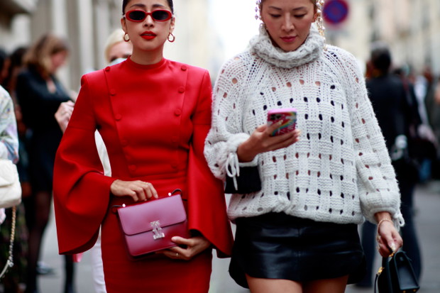 Paryż; haute couture fashion week jesień-zima 2021/2022 street fashion