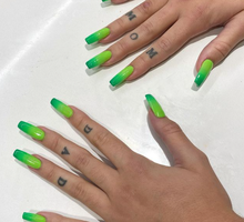 Paznokcie cieniowane - jak zrobić cieniowany manicure na paznokciach zwykłych i hybrydowych?