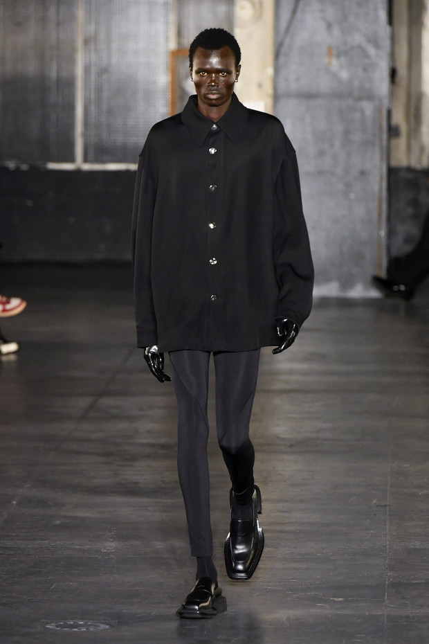 Gabriel z Emily in Paris został modelem? Lucas Bravo zachwycił na wybiegu Paris Fashion Week