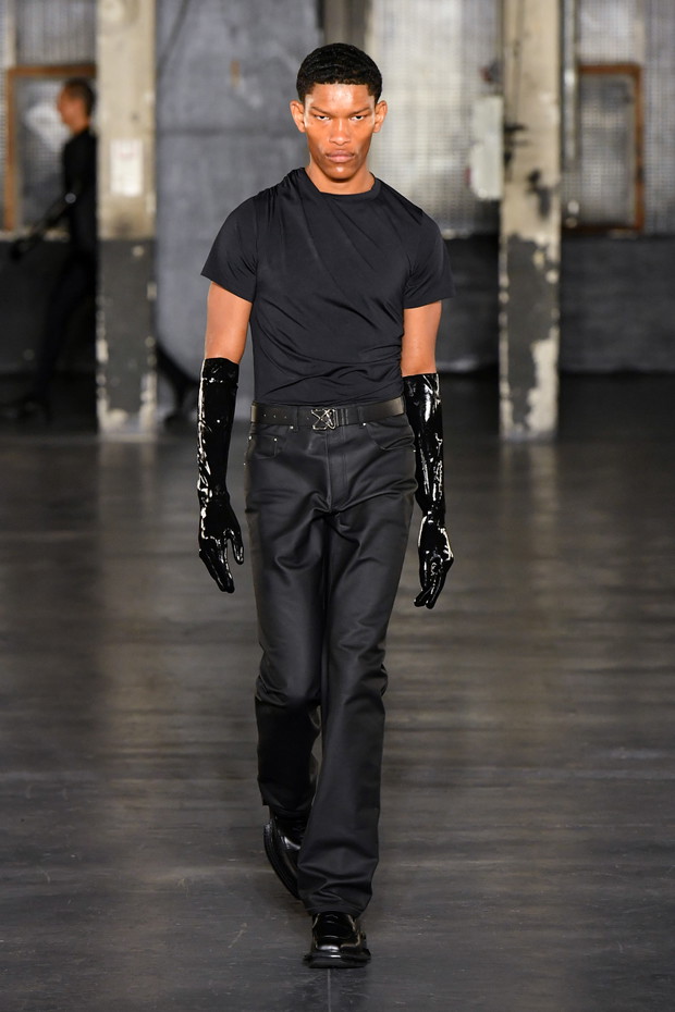 Gabriel z Emily in Paris został modelem? Lucas Bravo zachwycił na wybiegu Paris Fashion Week
