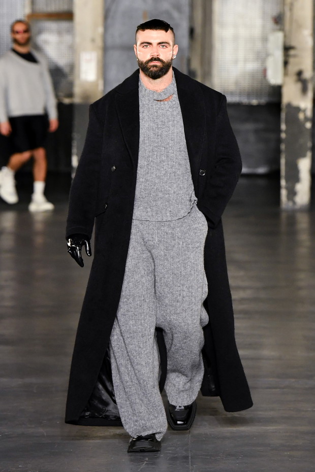 Gabriel z Emily in Paris został modelem? Lucas Bravo zachwycił na wybiegu Paris Fashion Week