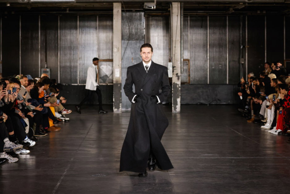 Gabriel z "Emily in Paris" został modelem? Lucas Bravo zachwycił na wybiegu Paris Fashion Week