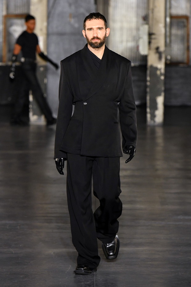 Gabriel z Emily in Paris został modelem? Lucas Bravo zachwycił na wybiegu Paris Fashion Week