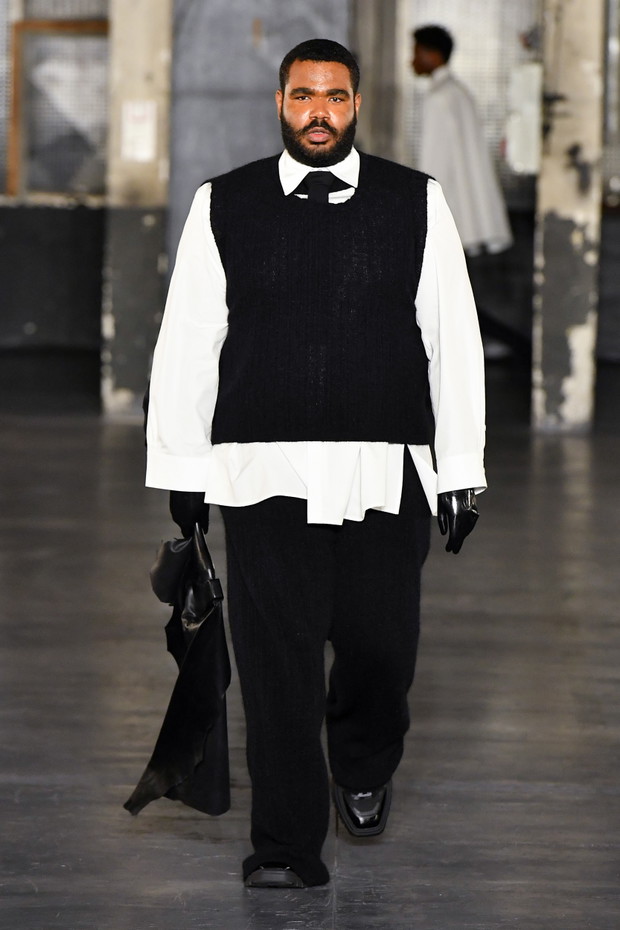 Gabriel z Emily in Paris został modelem? Lucas Bravo zachwycił na wybiegu Paris Fashion Week