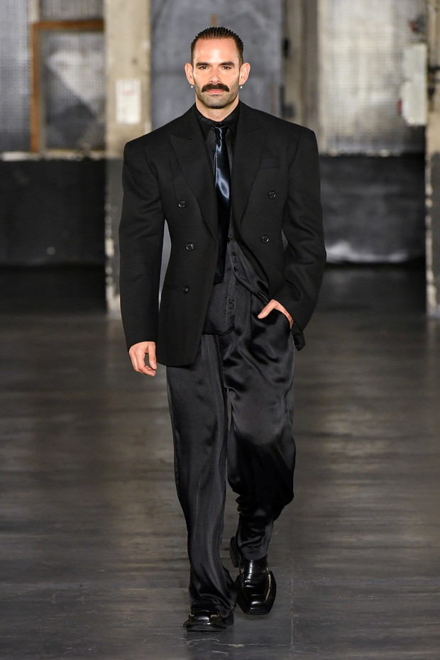 Gabriel z Emily in Paris został modelem? Lucas Bravo zachwycił na wybiegu Paris Fashion Week