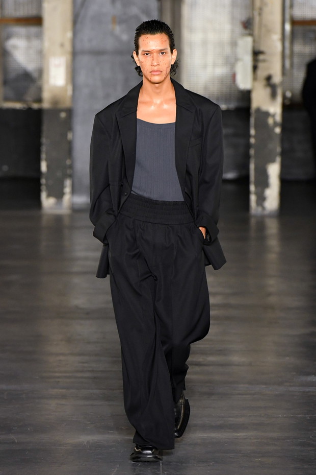 Gabriel z Emily in Paris został modelem? Lucas Bravo zachwycił na wybiegu Paris Fashion Week