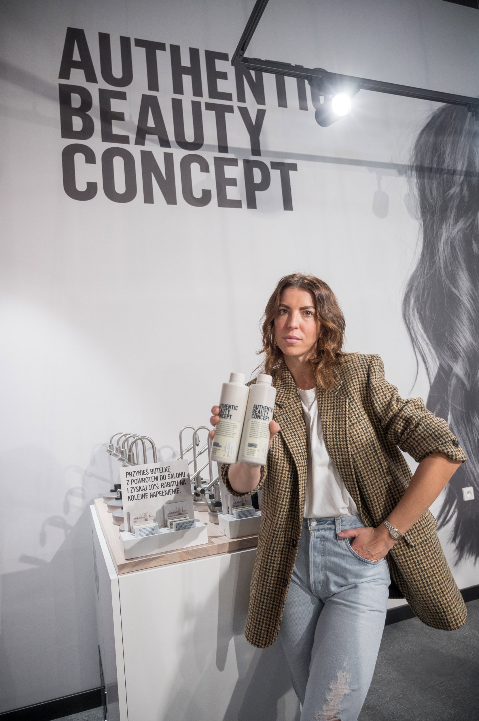 Co robisz z plastikową butelką po swoim szamponie? Teraz możesz napełnić ją na nowo! Sprawdzamy, jak działa stacja refill marki Authentic Beauty Concept