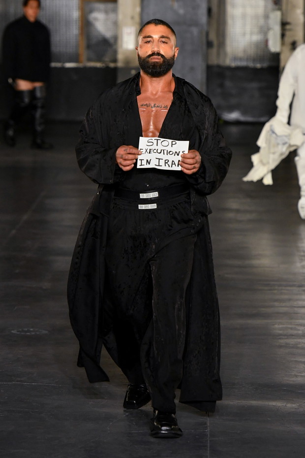 Gabriel z Emily in Paris został modelem? Lucas Bravo zachwycił na wybiegu Paris Fashion Week
