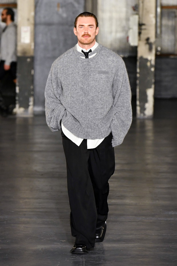 Gabriel z Emily in Paris został modelem? Lucas Bravo zachwycił na wybiegu Paris Fashion Week