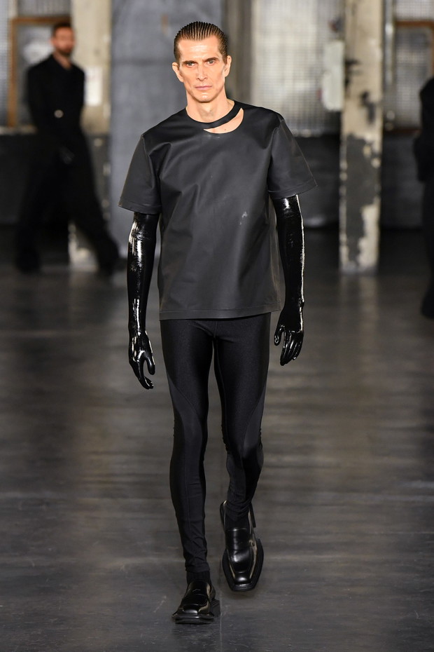 Gabriel z Emily in Paris został modelem? Lucas Bravo zachwycił na wybiegu Paris Fashion Week