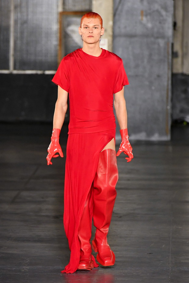 Gabriel z Emily in Paris został modelem? Lucas Bravo zachwycił na wybiegu Paris Fashion Week