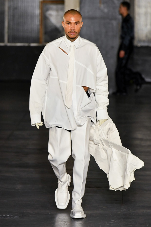 Gabriel z Emily in Paris został modelem? Lucas Bravo zachwycił na wybiegu Paris Fashion Week