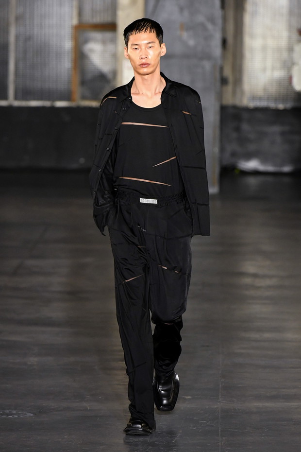 Gabriel z Emily in Paris został modelem? Lucas Bravo zachwycił na wybiegu Paris Fashion Week
