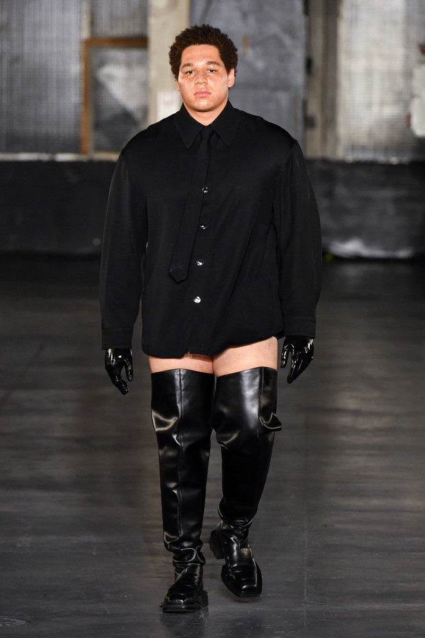 Gabriel z Emily in Paris został modelem? Lucas Bravo zachwycił na wybiegu Paris Fashion Week
