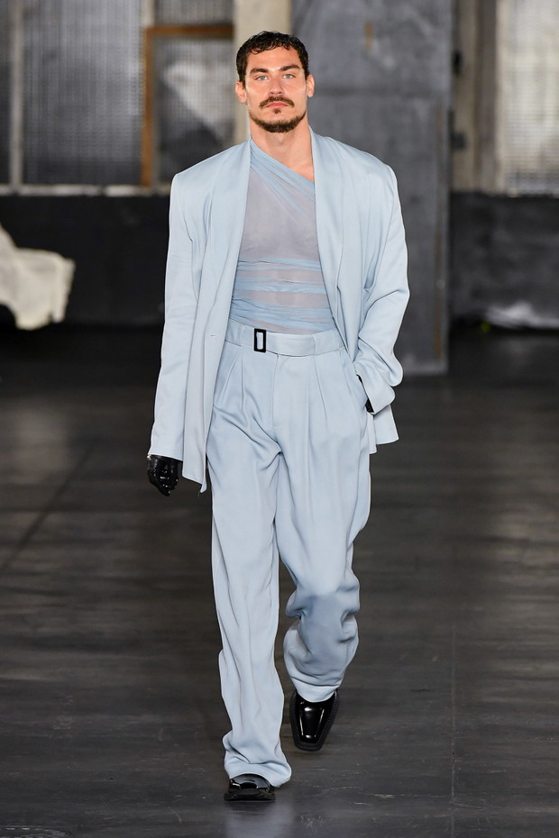 Gabriel z Emily in Paris został modelem? Lucas Bravo zachwycił na wybiegu Paris Fashion Week