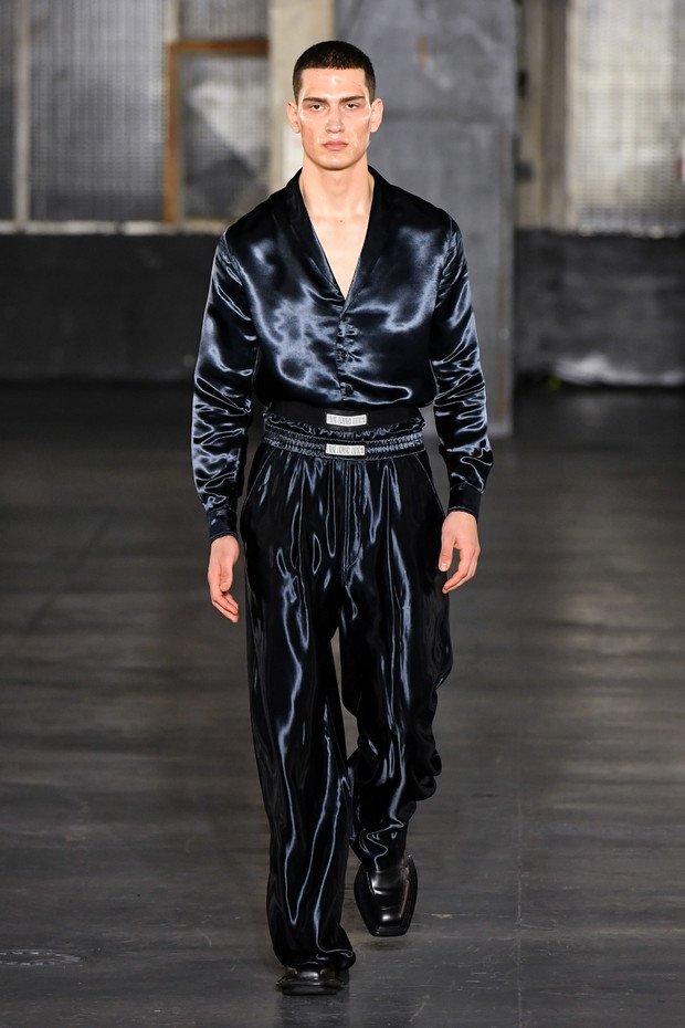 Gabriel z Emily in Paris został modelem? Lucas Bravo zachwycił na wybiegu Paris Fashion Week