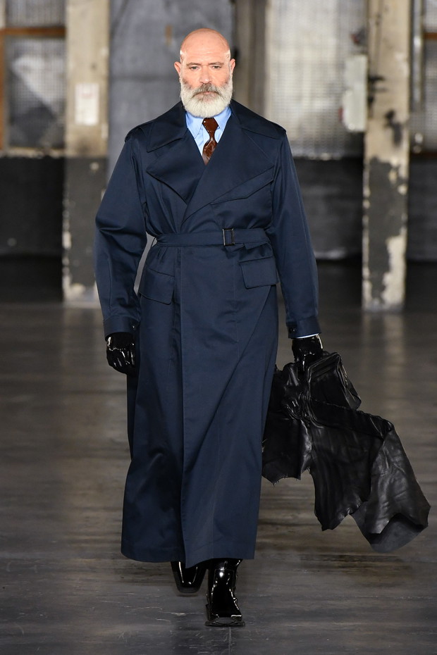 Gabriel z Emily in Paris został modelem? Lucas Bravo zachwycił na wybiegu Paris Fashion Week
