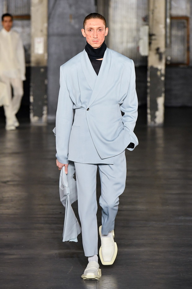 Gabriel z Emily in Paris został modelem? Lucas Bravo zachwycił na wybiegu Paris Fashion Week