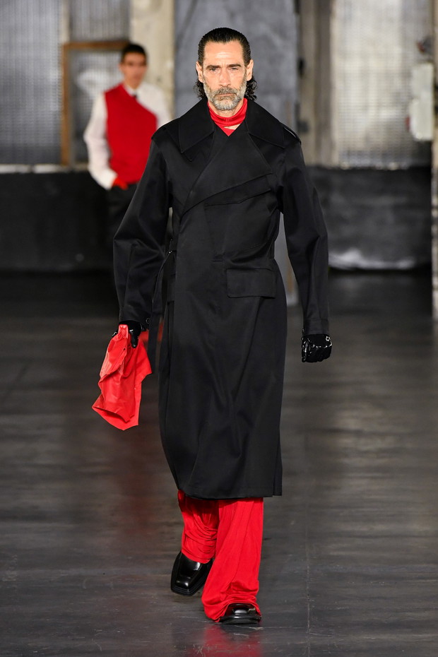 Gabriel z Emily in Paris został modelem? Lucas Bravo zachwycił na wybiegu Paris Fashion Week