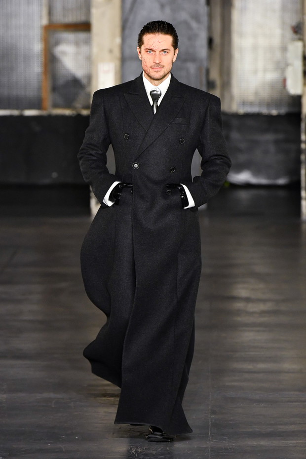 Gabriel z Emily in Paris został modelem? Lucas Bravo zachwycił na wybiegu Paris Fashion Week