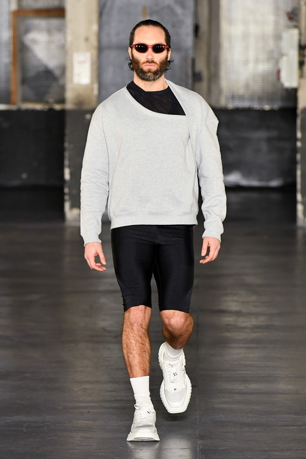 Gabriel z Emily in Paris został modelem? Lucas Bravo zachwycił na wybiegu Paris Fashion Week