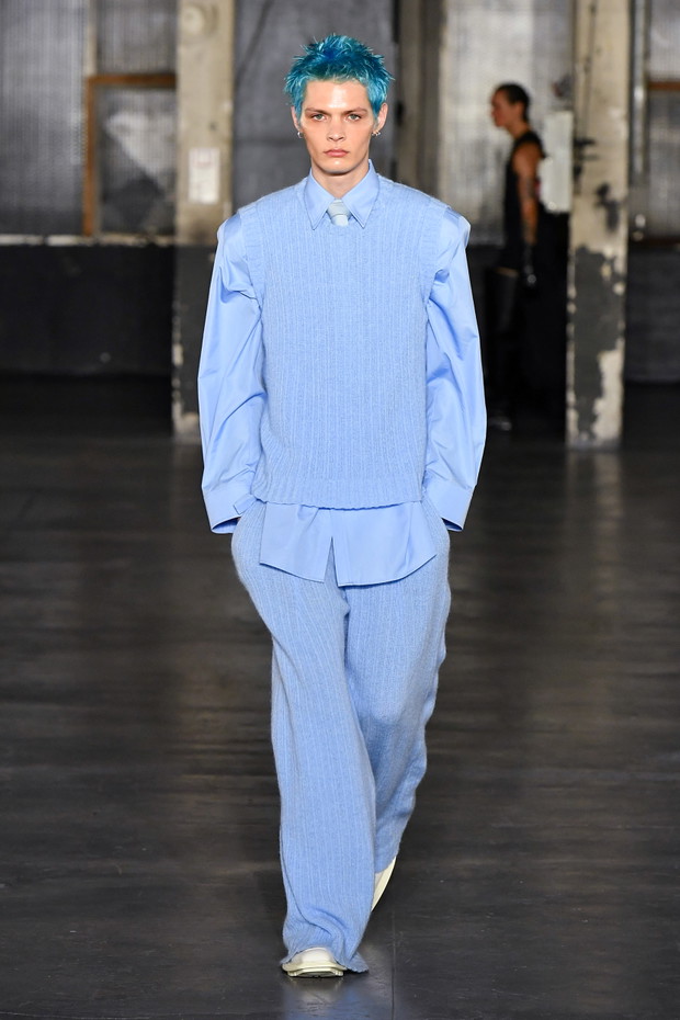 Gabriel z Emily in Paris został modelem? Lucas Bravo zachwycił na wybiegu Paris Fashion Week