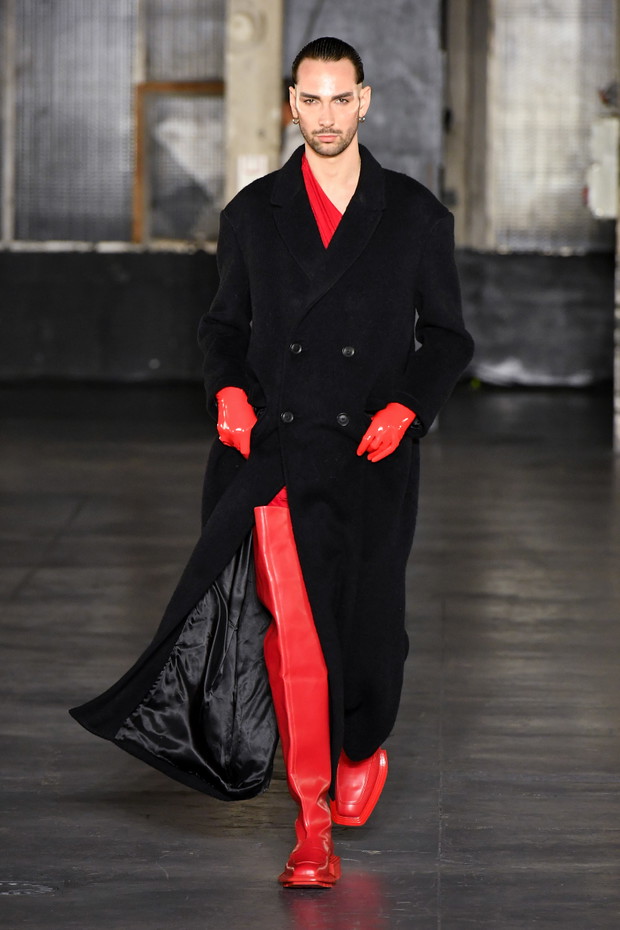 Gabriel z Emily in Paris został modelem? Lucas Bravo zachwycił na wybiegu Paris Fashion Week