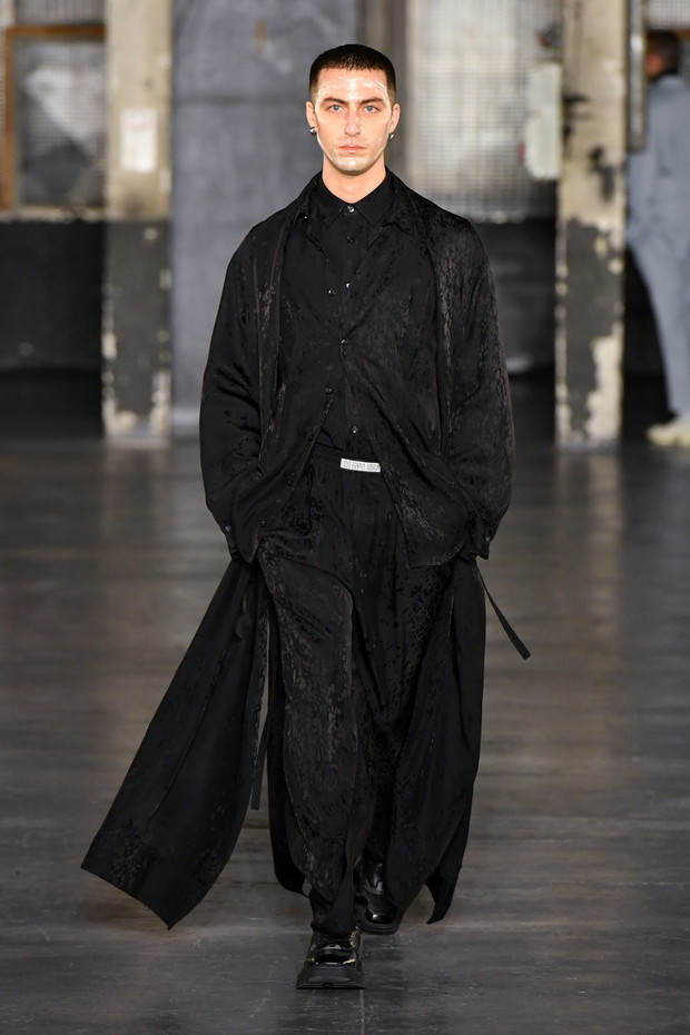 Gabriel z Emily in Paris został modelem? Lucas Bravo zachwycił na wybiegu Paris Fashion Week