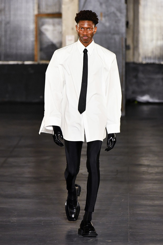 Gabriel z Emily in Paris został modelem? Lucas Bravo zachwycił na wybiegu Paris Fashion Week