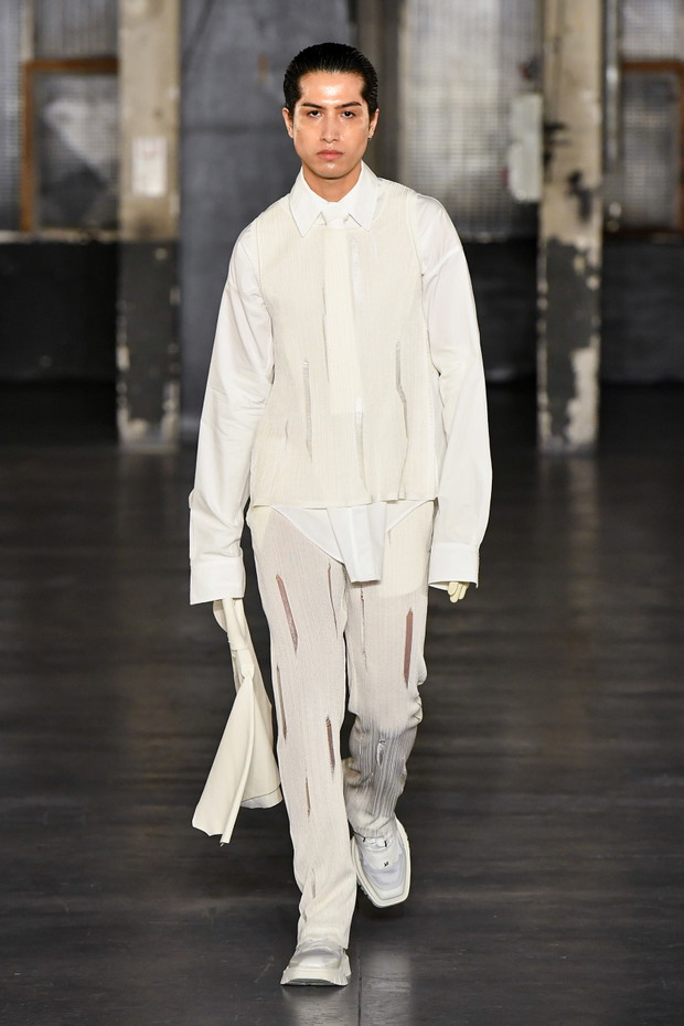 Gabriel z Emily in Paris został modelem? Lucas Bravo zachwycił na wybiegu Paris Fashion Week