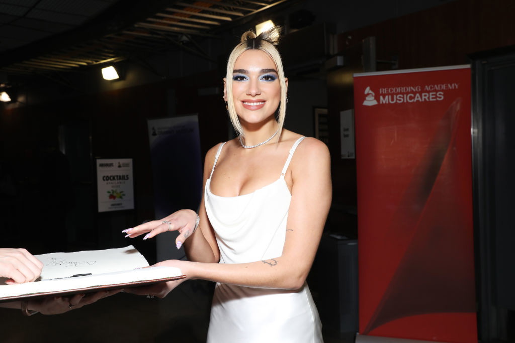 Dua Lipa w zmysłowej stylizacji z marynarką w roli głównej. Gwiazda inspirowała się stylem Anji Rubik?