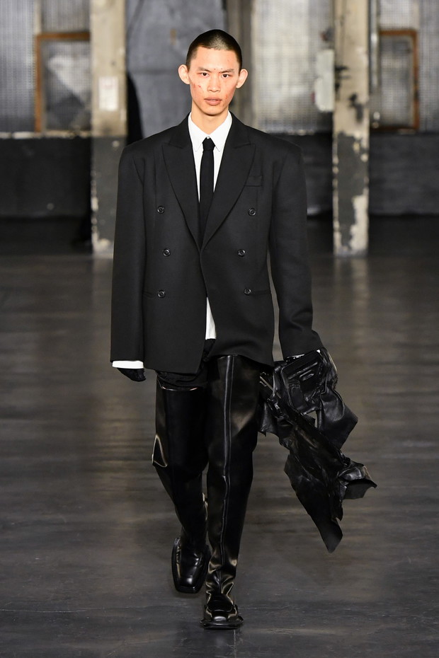 Gabriel z Emily in Paris został modelem? Lucas Bravo zachwycił na wybiegu Paris Fashion Week