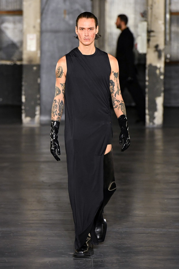 Gabriel z Emily in Paris został modelem? Lucas Bravo zachwycił na wybiegu Paris Fashion Week