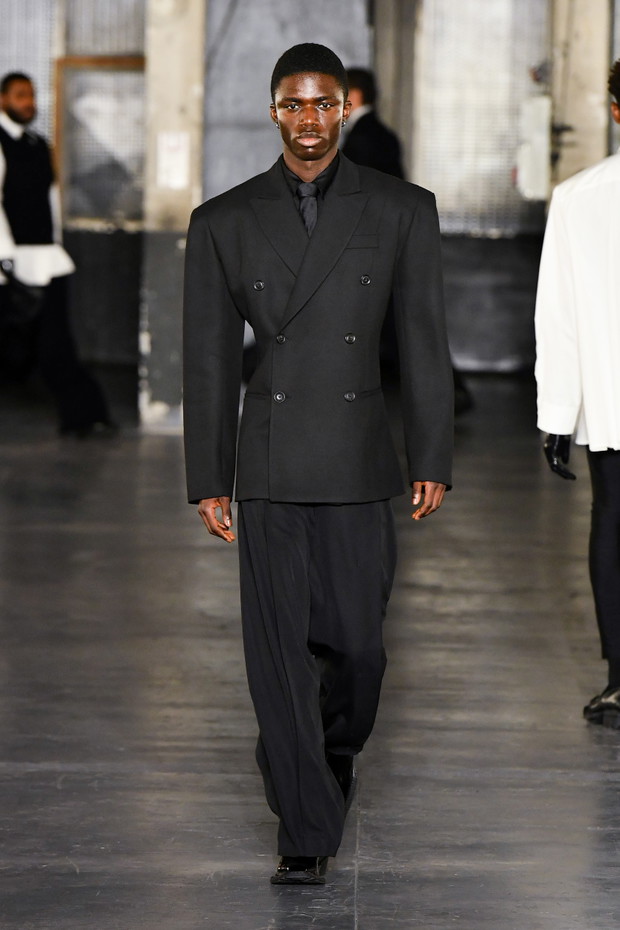 Gabriel z Emily in Paris został modelem? Lucas Bravo zachwycił na wybiegu Paris Fashion Week