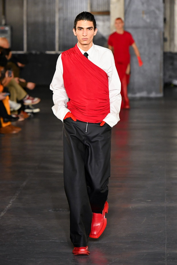 Gabriel z Emily in Paris został modelem? Lucas Bravo zachwycił na wybiegu Paris Fashion Week