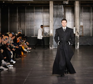 Gabriel z "Emily in Paris" został modelem? Lucas Bravo zachwycił na wybiegu Paris Fashion Week