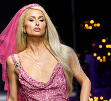 Paris Hilton na pokazie Versace